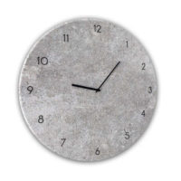 Skleněné nástěnné hodiny v impozantním designu