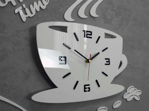 Bílé skleněné nástěnné kuchyňské hodiny hrnek s kávou