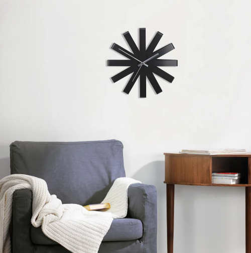 Moderní hodiny na zeď pracovny nebo obývacího pokoje