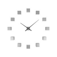 Stříbrné nástěnné hodiny v originálním provedení