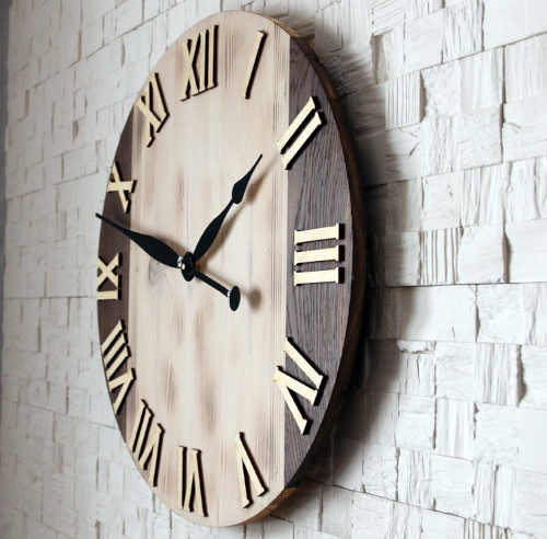 kulaté hodiny na zeď ze dřeva