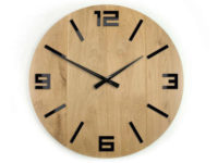 Dřevěné nástěnné hodiny kruhového tvaru