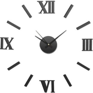 Velké černé nástěnné hodiny s římskými číslicemi
