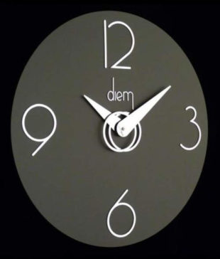 Černé designové nástěnné hodiny se stříbrným ciferníkem